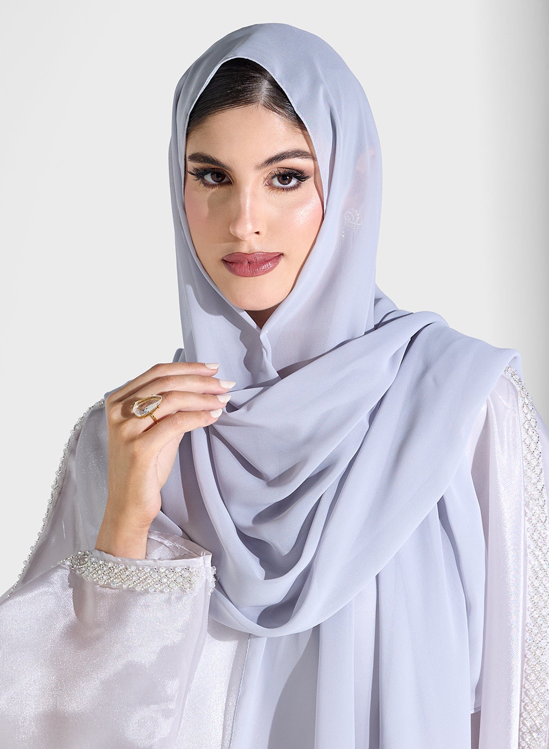 قفطان شفاف بأكمام مزينة وشيلة