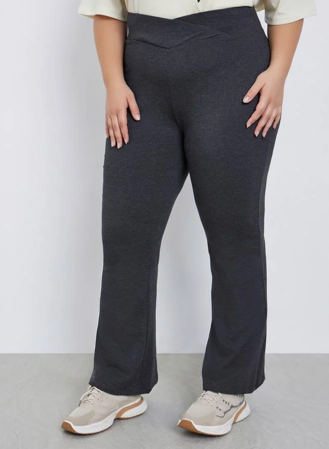 Styli Styli Plus Size V Shaped Waistband Flared Leggings