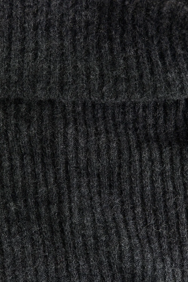 اتش اند ام فستان بأكتاف مكشوفة محبوك بتصميم مرن