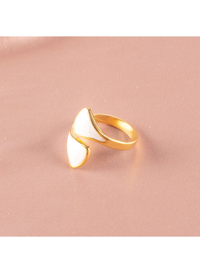 ذا بلاك بيرل اكسسوريز خاتم أستانليس ستيل ذهبي فري سايز مرصع بالمينا البيضاء - Image 3