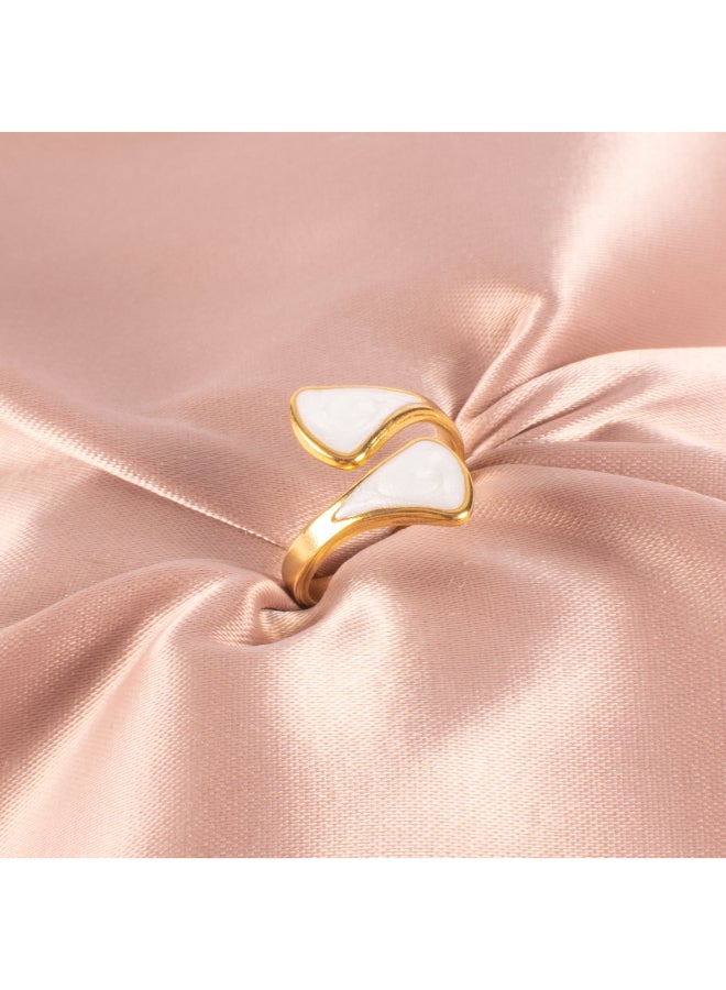 ذا بلاك بيرل اكسسوريز خاتم أستانليس ستيل ذهبي فري سايز مرصع بالمينا البيضاء - Image 1