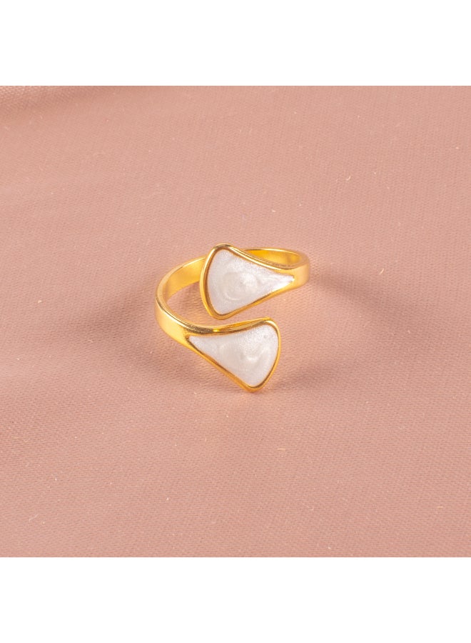 ذا بلاك بيرل اكسسوريز خاتم أستانليس ستيل ذهبي فري سايز مرصع بالمينا البيضاء - Image 2