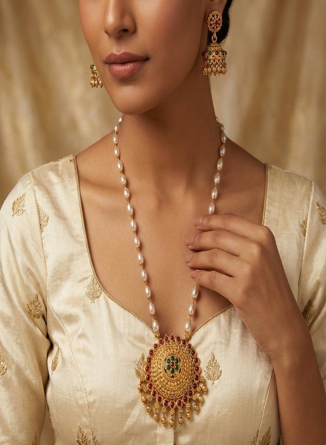 طقم عقد لؤلؤ تقليدي مطلي بالذهب من AAIKU بطول 30 بوصة | قلادة معبد عتيقة مرصعة بأحجار الياقوت الأخضر وأقراط جومكا متناسقة - Image 2