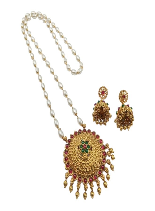 طقم عقد لؤلؤ تقليدي مطلي بالذهب من AAIKU بطول 30 بوصة | قلادة معبد عتيقة مرصعة بأحجار الياقوت الأخضر وأقراط جومكا متناسقة - Image 1