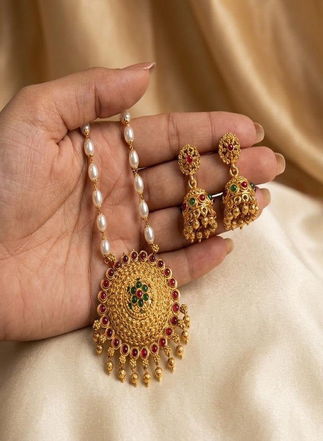 طقم عقد لؤلؤ تقليدي مطلي بالذهب من AAIKU بطول 30 بوصة | قلادة معبد عتيقة مرصعة بأحجار الياقوت الأخضر وأقراط جومكا متناسقة - Image 5