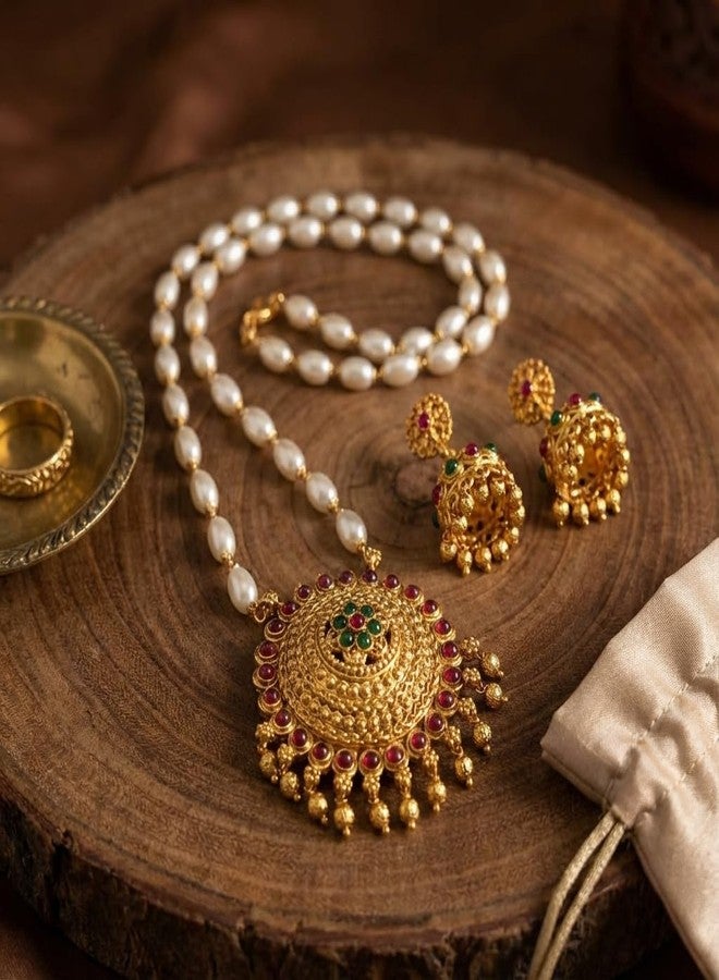 طقم عقد لؤلؤ تقليدي مطلي بالذهب من AAIKU بطول 30 بوصة | قلادة معبد عتيقة مرصعة بأحجار الياقوت الأخضر وأقراط جومكا متناسقة - Image 4