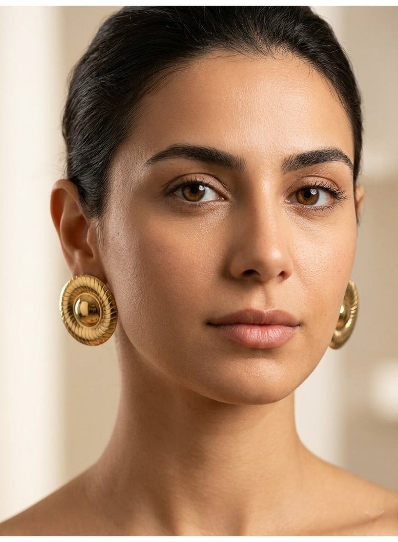 Vbranda A unique round golden earring featuring intricate ribbed details for a luxurious and eye-catching look. - Image 1