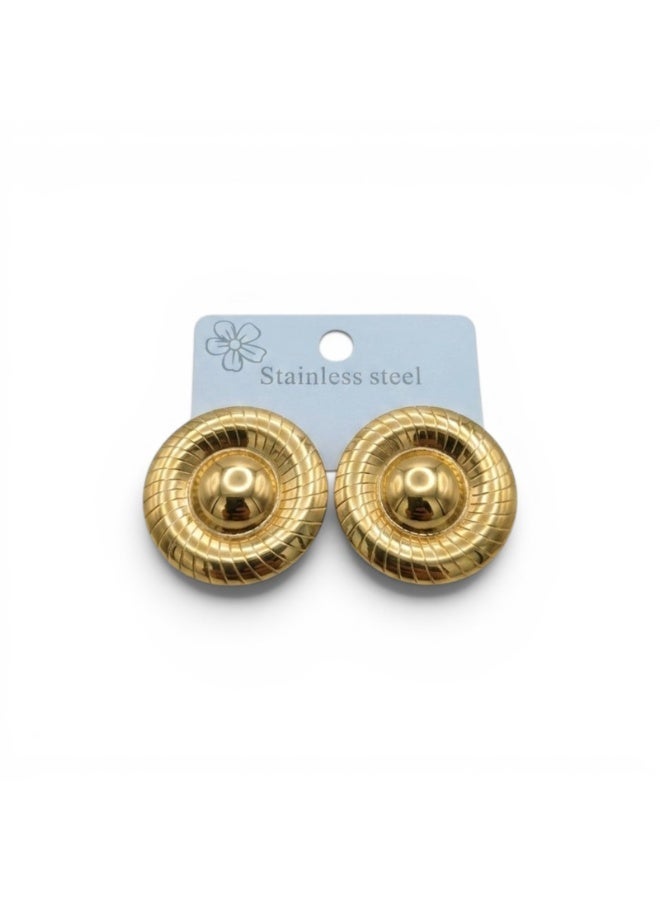 Vbranda A unique round golden earring featuring intricate ribbed details for a luxurious and eye-catching look. - Image 2