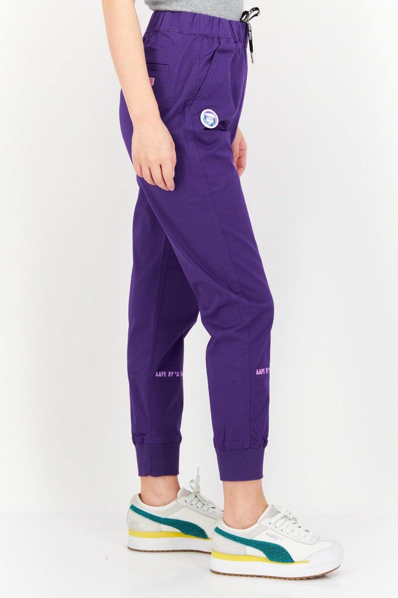 Aape BY *A BATHING APE® سروال جوجر للنساء بشعار العلامة التجارية، بنفسجي - Image 4