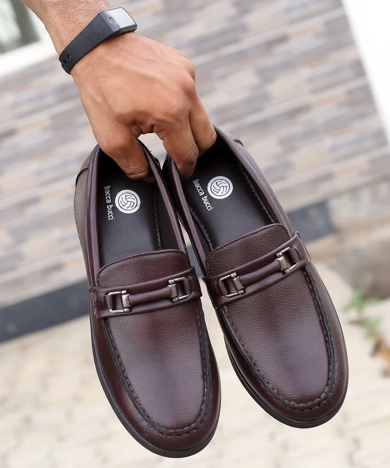 باكا بوتشي أحذية رجالية جلدية بنية بنمط انزلاقي مزينة بأبازيم