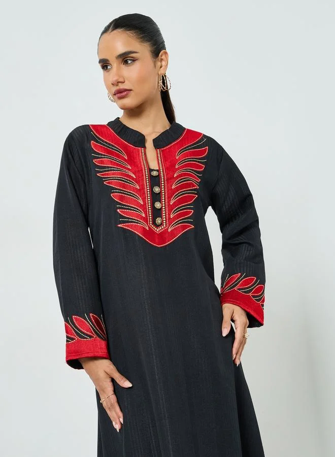 مكسيم كريشن جلابية بياقة قائمة وبتفاصيل مُطرّزة بخيوط ثريد