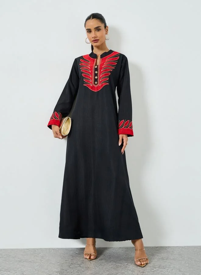 مكسيم كريشن جلابية بياقة قائمة وبتفاصيل مُطرّزة بخيوط ثريد