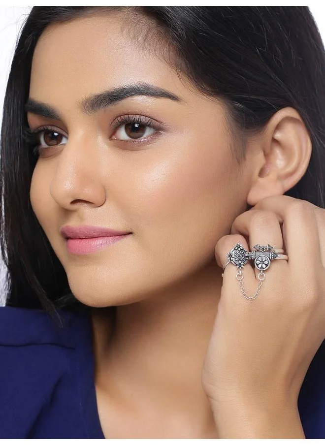 VOYLLA Nayantara Dual-Finger Statement Ring