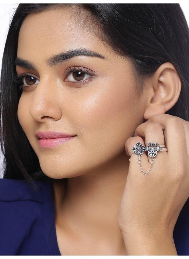 VOYLLA Nayantara Dual-Finger Statement Ring  - Image 4