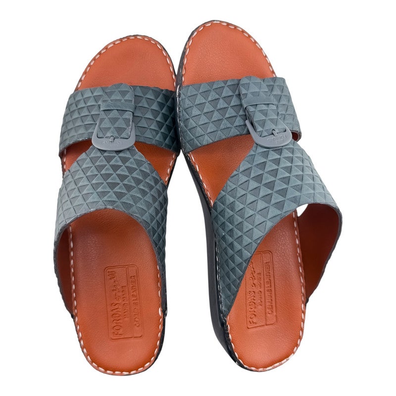 إيت صندل عربي يدوي الصنع للرجال من AET | شبشب رجالي خارجي | شبشب مفتوح من الأمام للاستخدام اليومي | جلد شامواه عربي أصلي مع إبزيم | تصميم جديد | نعل داخلي بلون بني فاتح | مريح وخفيف الوزن - Image 2