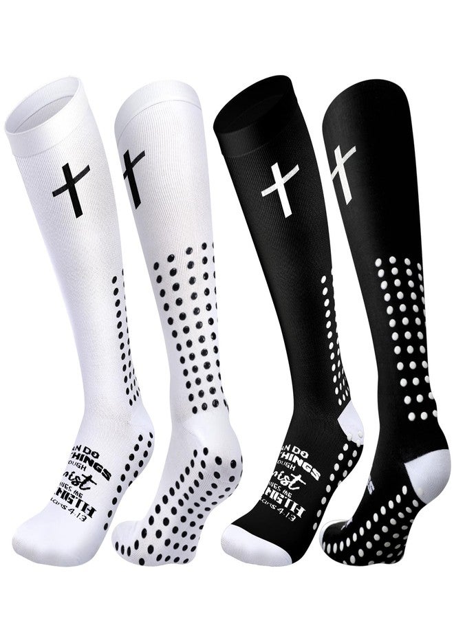Skicuff جوارب Skicuff زوجان من جوارب عيد الميلاد بتصميم صليب، هدايا للرجال، جوارب طويلة تصل إلى الركبة بتصميم صليب وآية من الكتاب المقدس المسيحي، مانعة للانزلاق (كلاسيكية) - Image 1