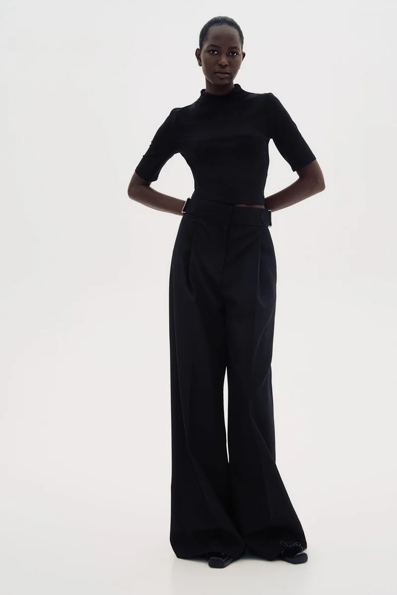 اتش اند ام بلوزة بقبة مرتفعة من نسيج مايكروفايبر