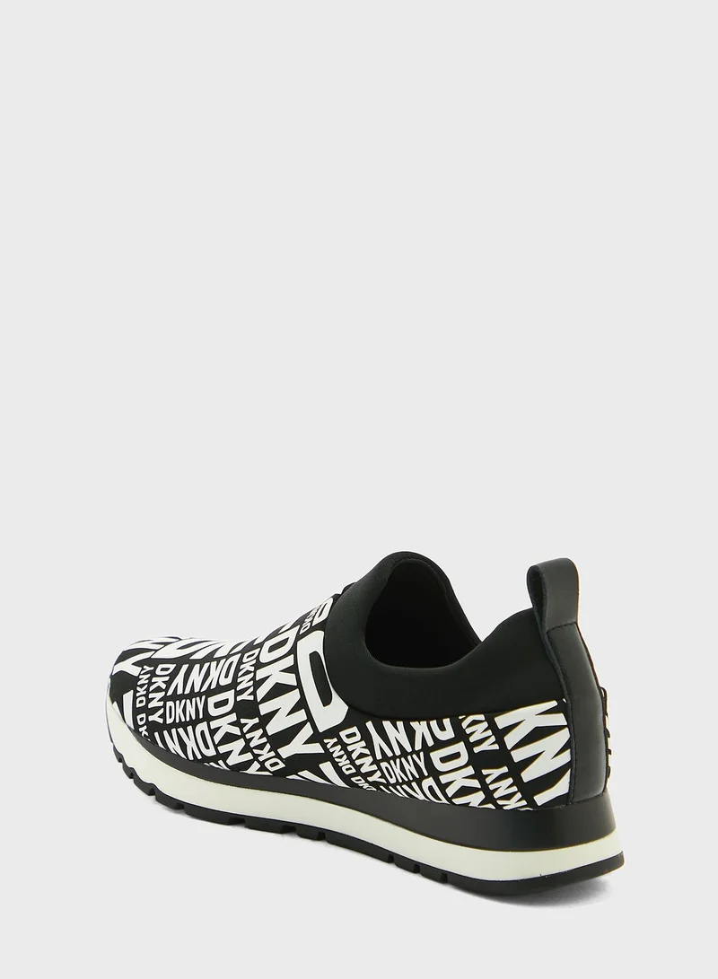 دكني سنيكرز جتدين برقبة منخفضة مزين بشعار الماركة