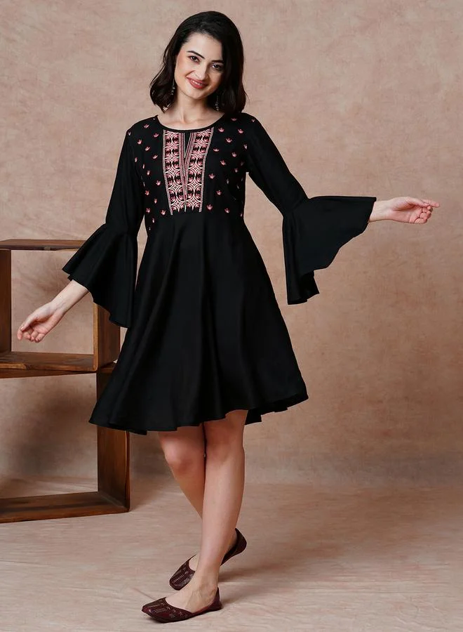 جلو باص فستان قصير بتفاصيل مُطرزة