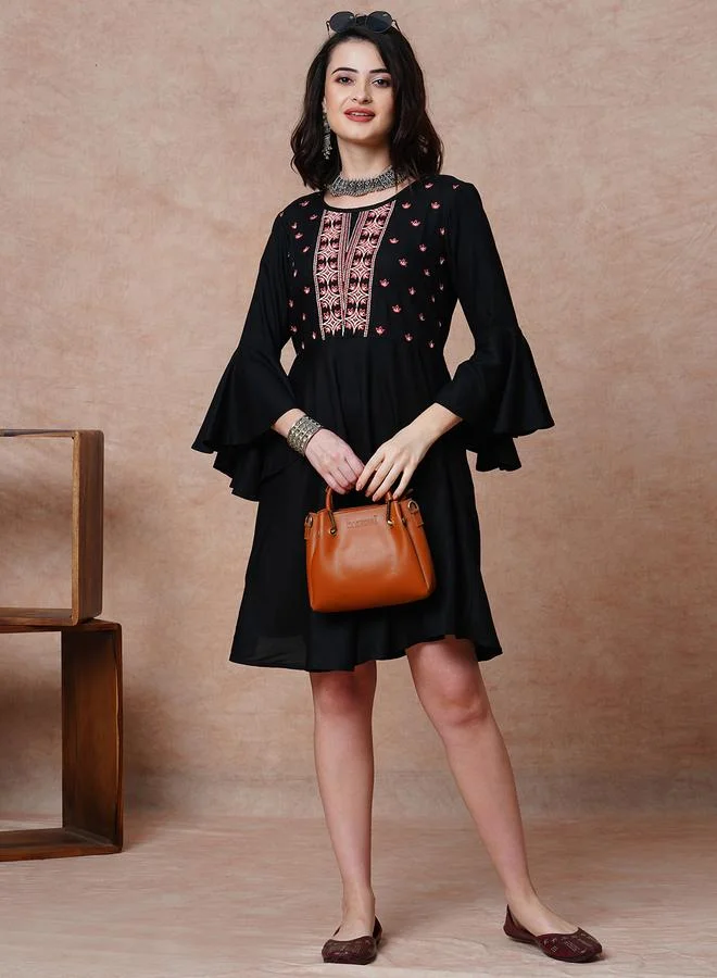 جلو باص فستان قصير بتفاصيل مُطرزة