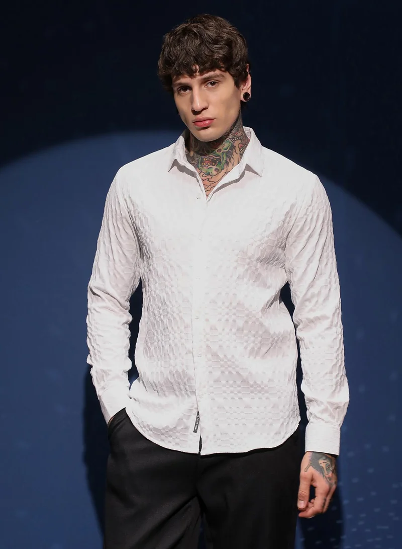 كامبوس سوترا قميص رجالي أبيض بنقش أزهار هندسية بياقة عادية وأكمام طويلة بأزرار