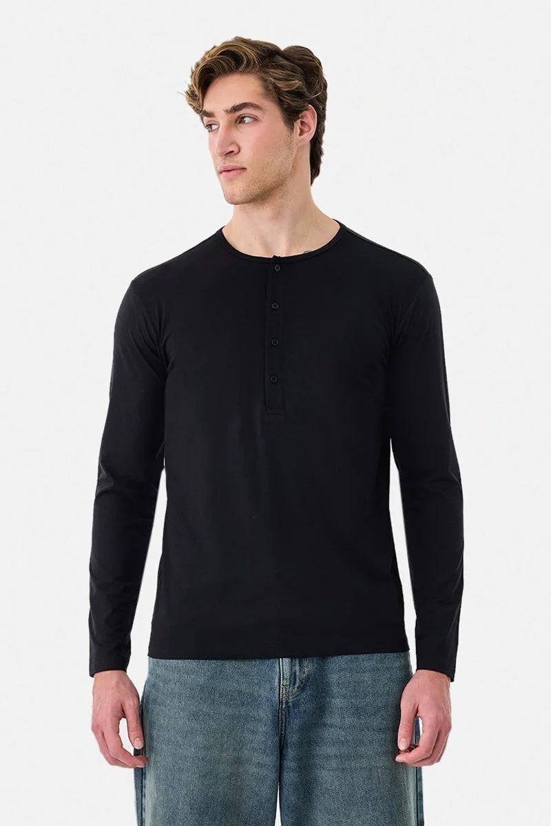 سنيتش تيشيرت بياقة هينلي بقصة عادية مطاطية