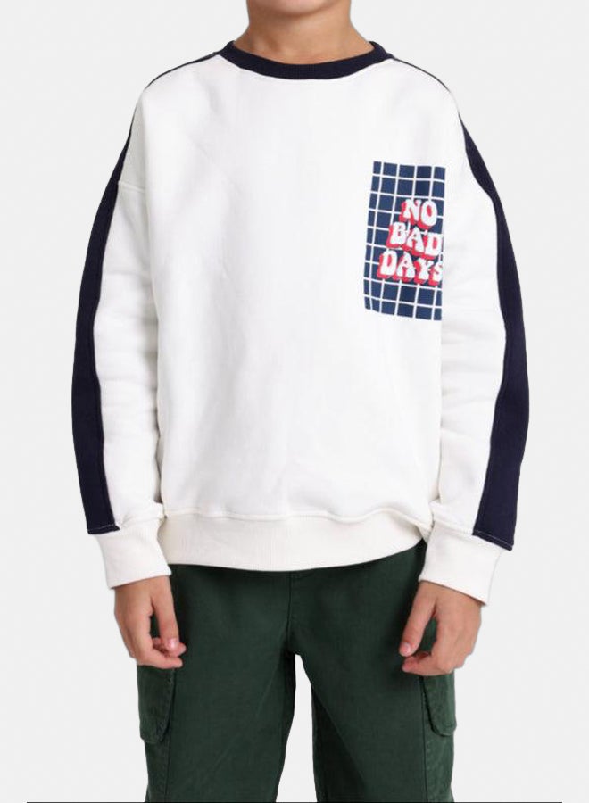 بلاي مور سويت شيرت قطني للأعمار الكبيرة – كريمي مع طباعة "No Bad Days" - Image 2