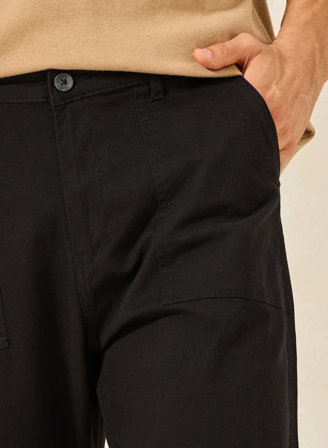 Styli تشينو قطني بقصة مريحة وجيب  - Image 3