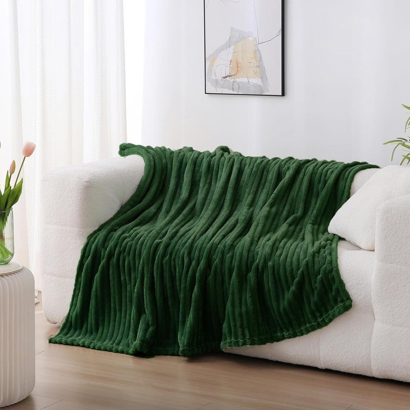 Linecooo بطانية من الصوف باللون الأخضر، مقاس 90” × 90”， مناسبة للأريكة أو السرير، ناعمة جدًا ومريحة، مصنوعة من القطن الميكروفيبر مع تصميم خطوط، خفيفة الوزن، مناسبة للبالغين والنساء والفتيات. - Image 3