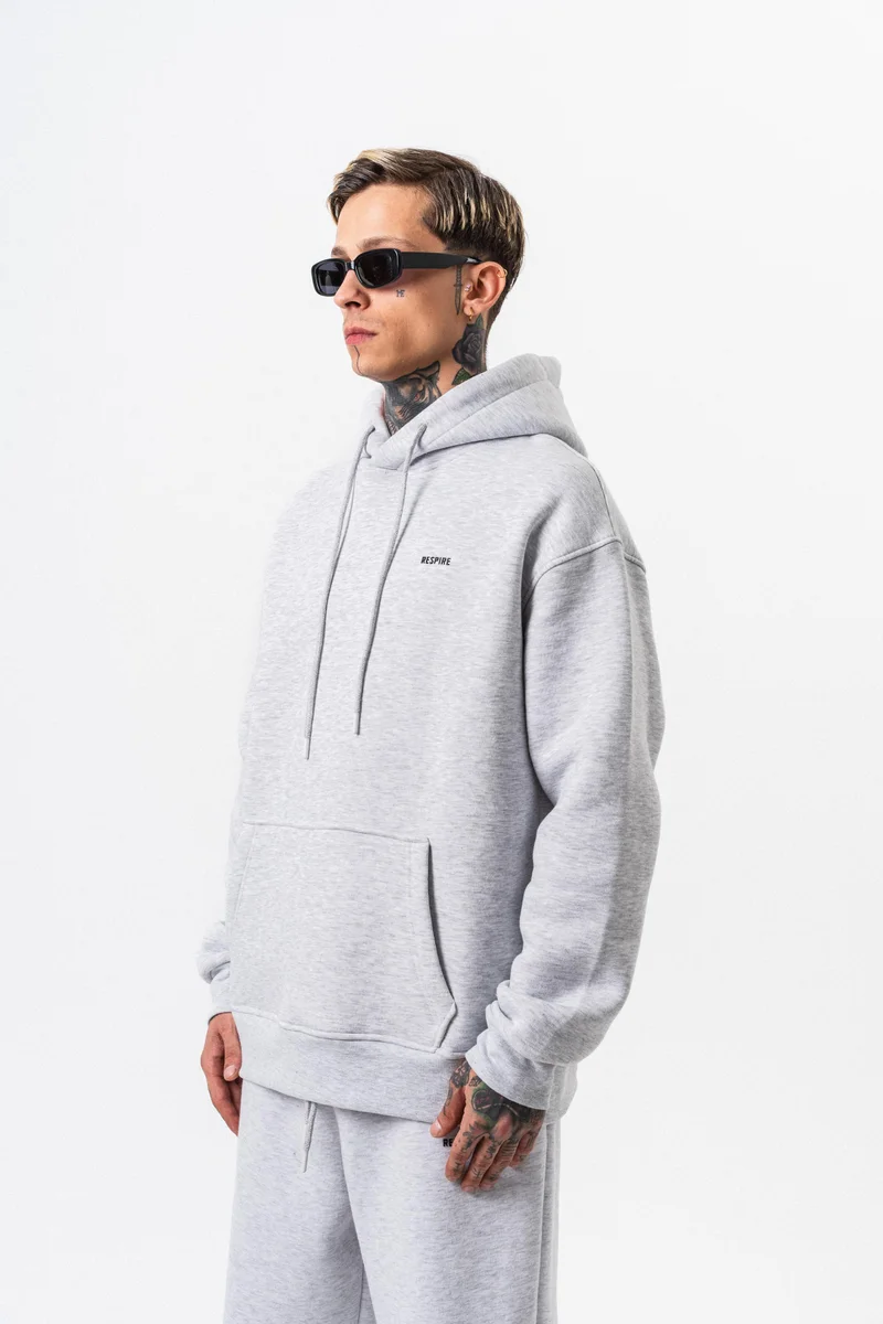 ريسباير هودي رجالي أساسي واسع بتفاصيل حروف مطبوعة بلون الثلج الممزوج