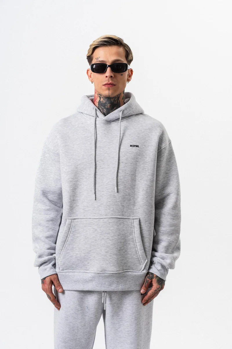 ريسباير هودي رجالي أساسي واسع بتفاصيل حروف مطبوعة بلون الثلج الممزوج