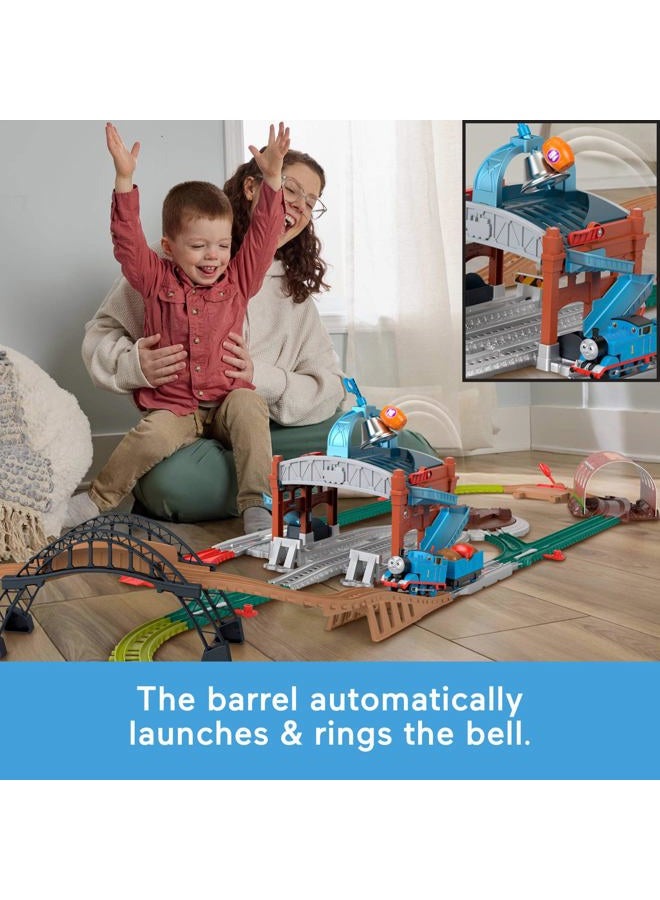 Thomas & Friends Toy Train Playset by Fisher-Price, Load & Launch Barrel Delivery with Classic Motorized Engine & Cargo Car, 18 Feet of Track - Image 3