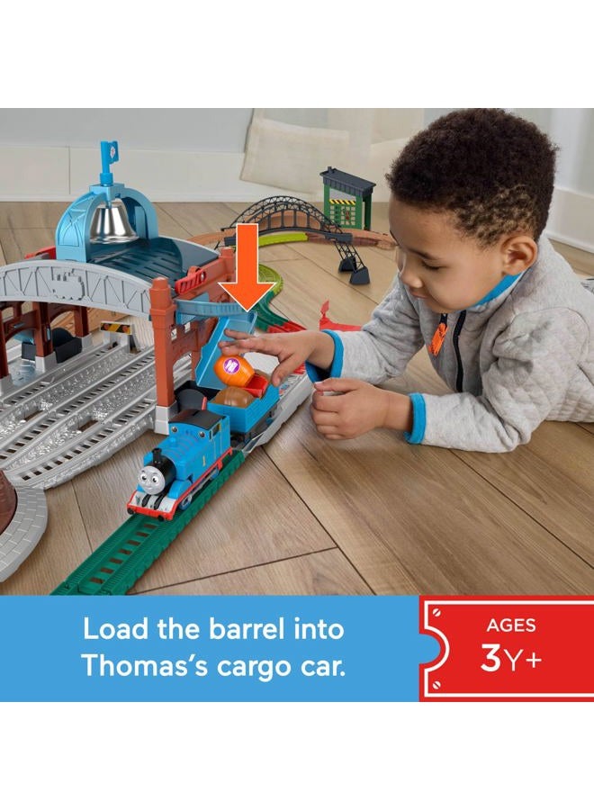 Thomas & Friends Toy Train Playset by Fisher-Price, Load & Launch Barrel Delivery with Classic Motorized Engine & Cargo Car, 18 Feet of Track - Image 2