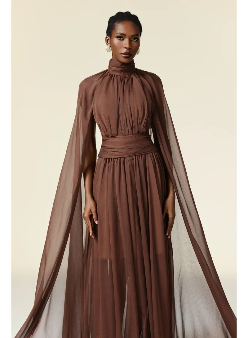 بيلا بارنيت فستان ماكسي ريريني بتصميم طيات الفراشة