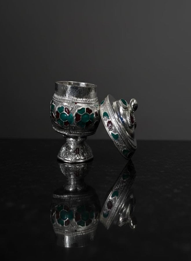 SHIV HOME WORLD صندوق كومكوم تقليدي مطلي بالفضة من SHIV HOME WORLD مزين بالمينا الزهرية، وعاء بوجا مزخرف للسندور والهالدي، ارتفاع 5.2 سم، دابي معدني مصنوع يدويًا مع غطاء. - Image 3