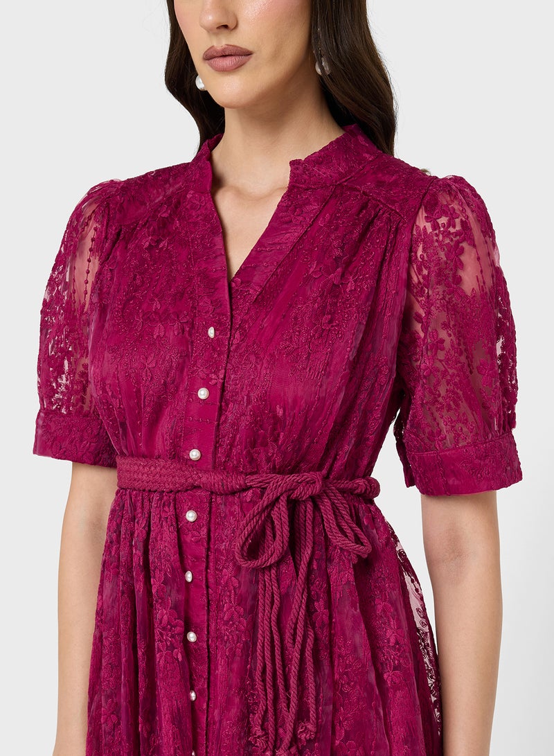 فستان دانتيل بأكمام منفوشة