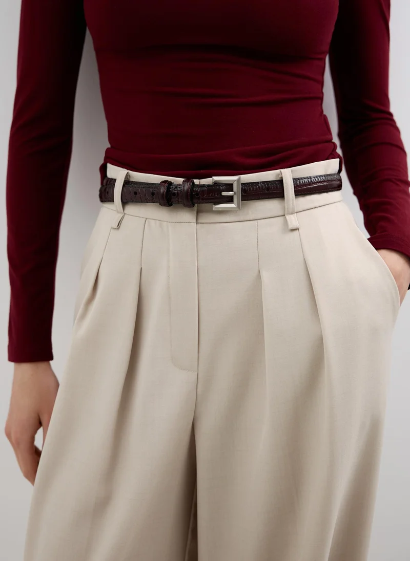 ليتشي حزام رفيع من الجلد المزخرف مع مشبك مربع