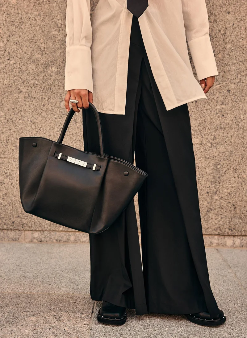 Lichi Trapezoidal bag with clasp closure