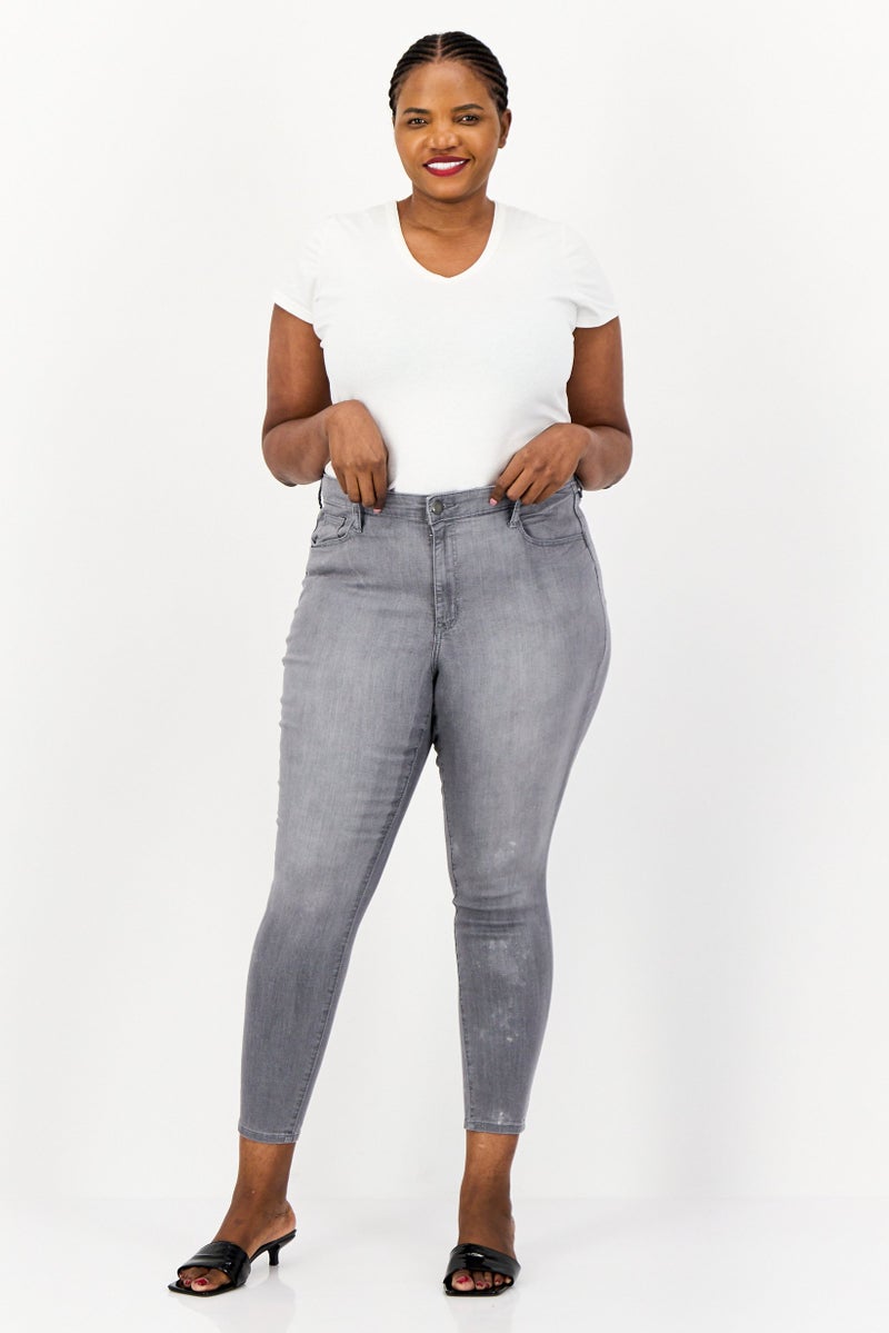 Universal Thread Women Plus Size Lightly Wash Stretchable Denim Jeans, Grey - Image 4