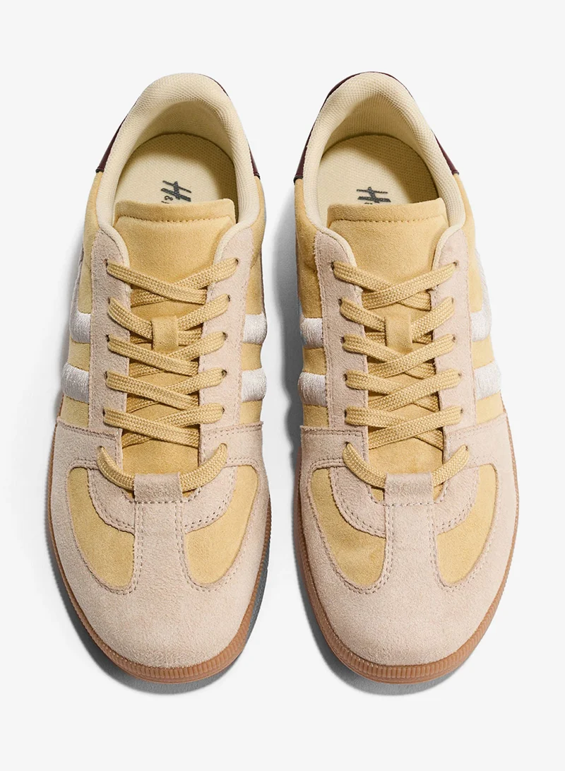 اتش اند ام حذاء رياضي