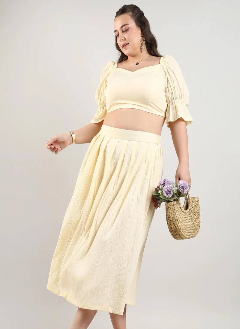 انستافاب بلس طقم نسائي قصير أصفر فاتح ملابس كاجوال بأكمام منفوشة ونسيج بوليستر مريح بياقة على شكل قلب