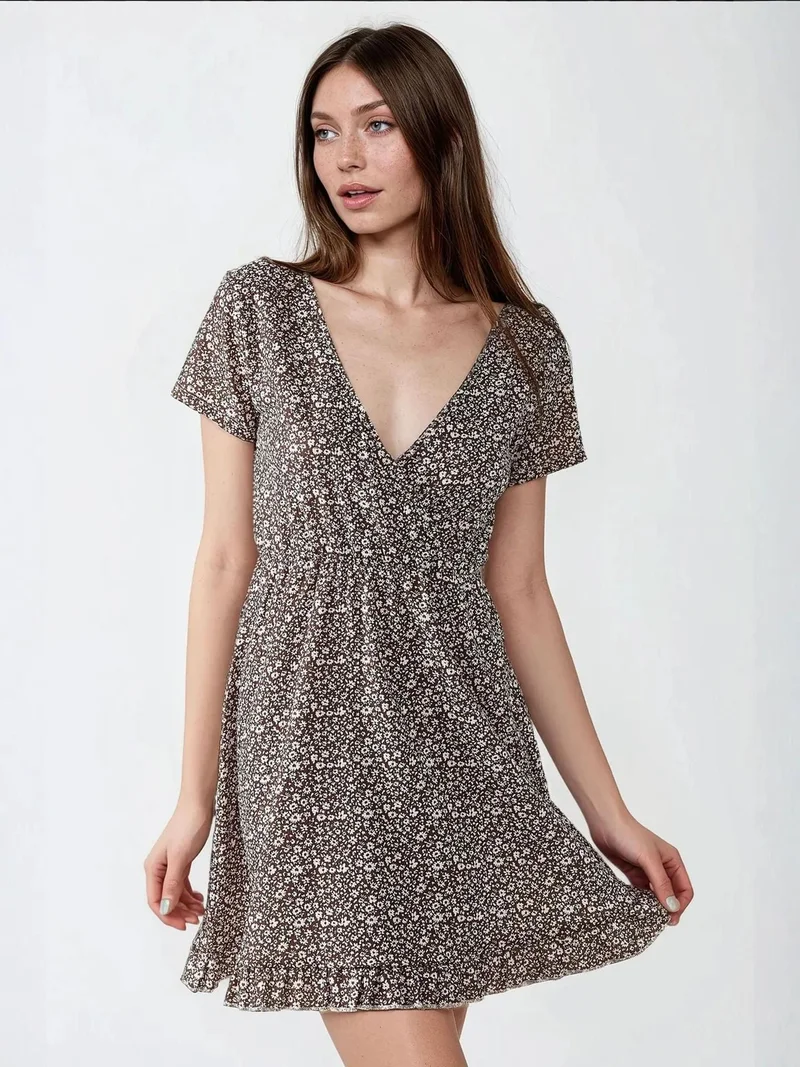 زوبعة فستان ميني بياقة على شكل حرف  بنقشة زهور صغيرة من مجموعة بوزم