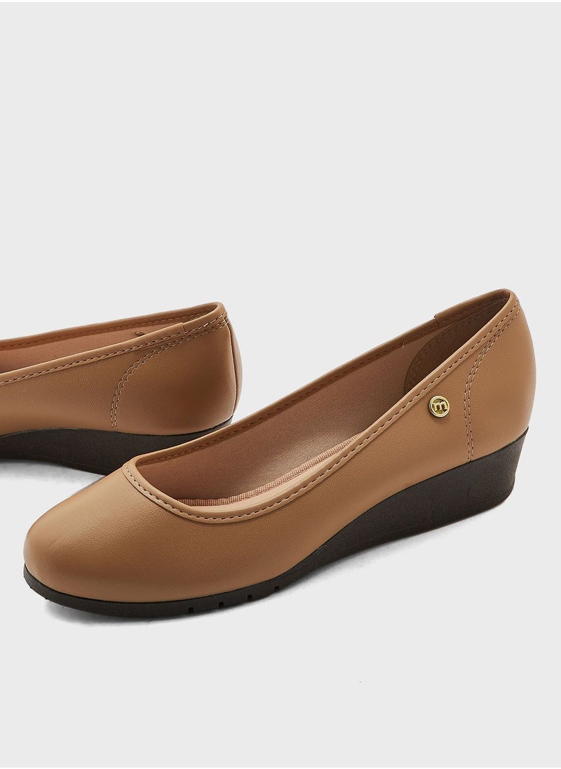 MOLECA - Alicia Close Toe Mid Heel Pumps - Image 1