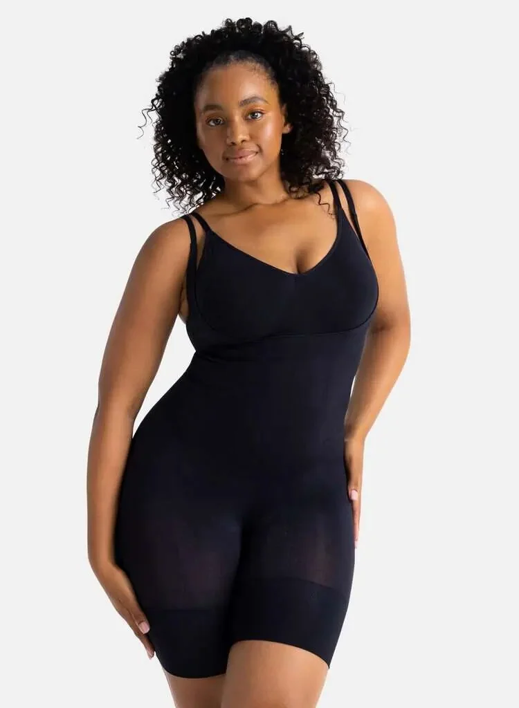 دورينا رومبر بفتحة صدر