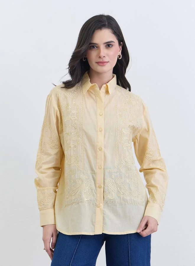 ستايلي قميص مطرز بقصة عادية