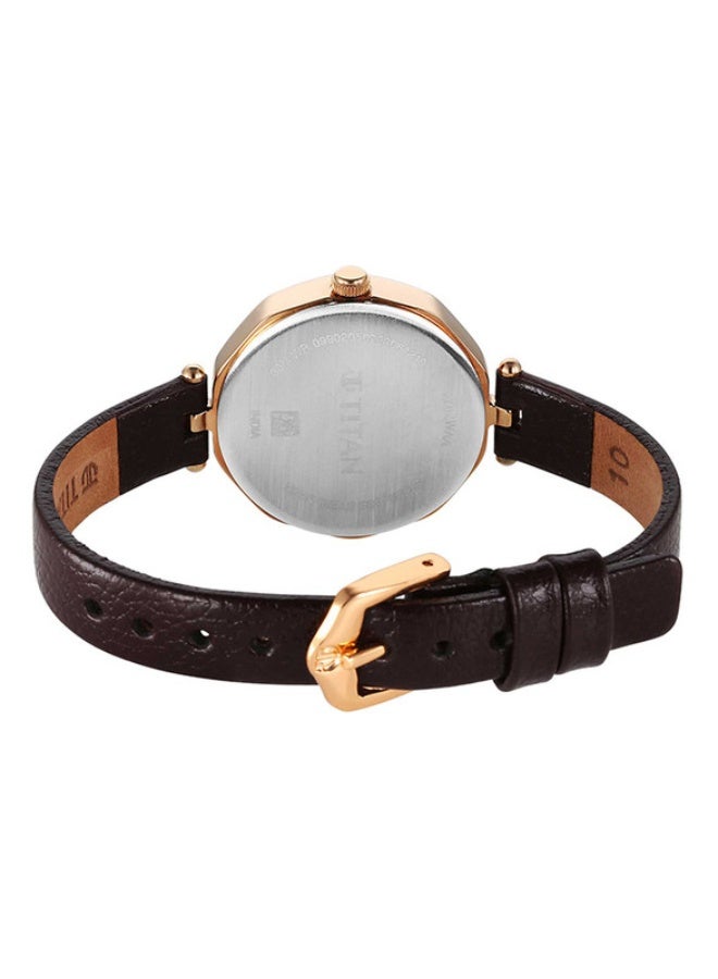 TITAN ساعة تيتان كاريشما التناظرية بقرص دائري ماروني وحزام جلد بني للنساء -2702WL01 - Image 5