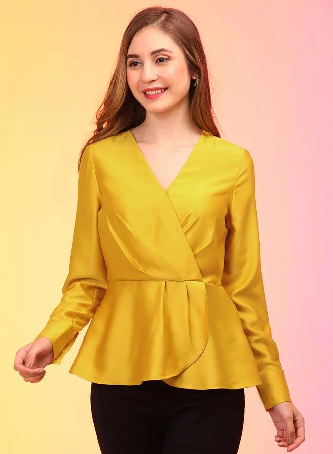 جلو باص بلوزة لف بياقة على شكل حرف  وأكمام طويلة مطوية من جلوبس