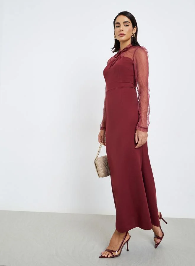 ستايلي فستان طويل بتفاصيل شبكية وأكمام طويلة