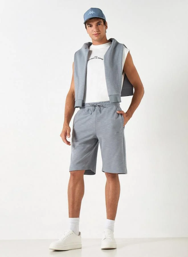 كابا شورت بتطريز شعار ورباط إغلاق وجيوب من كابا