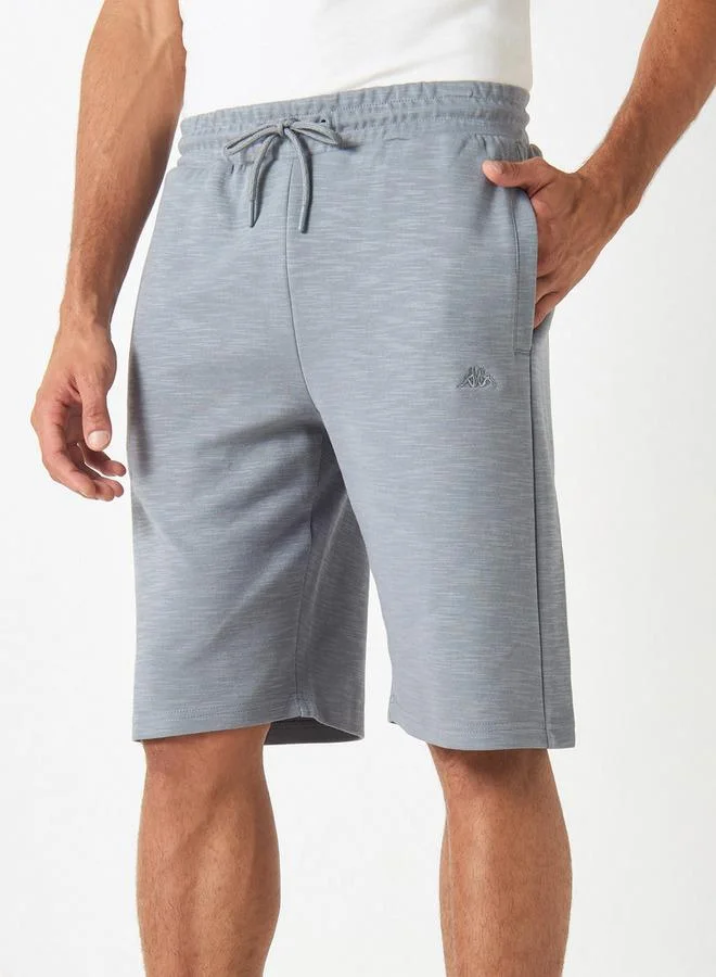 كابا شورت بتطريز شعار ورباط إغلاق وجيوب من كابا